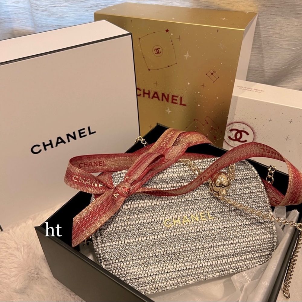 Chanel beauty case holiday gift 2022 with holiday gift packaging